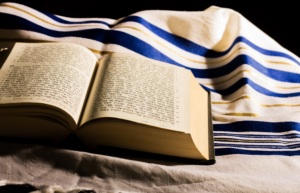 La Bible posé sur un talith
