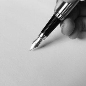 Personne écrivant avec un stylo plume