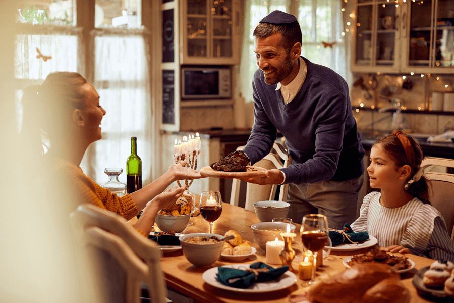 Homme juif qui tend un plat à sa femme