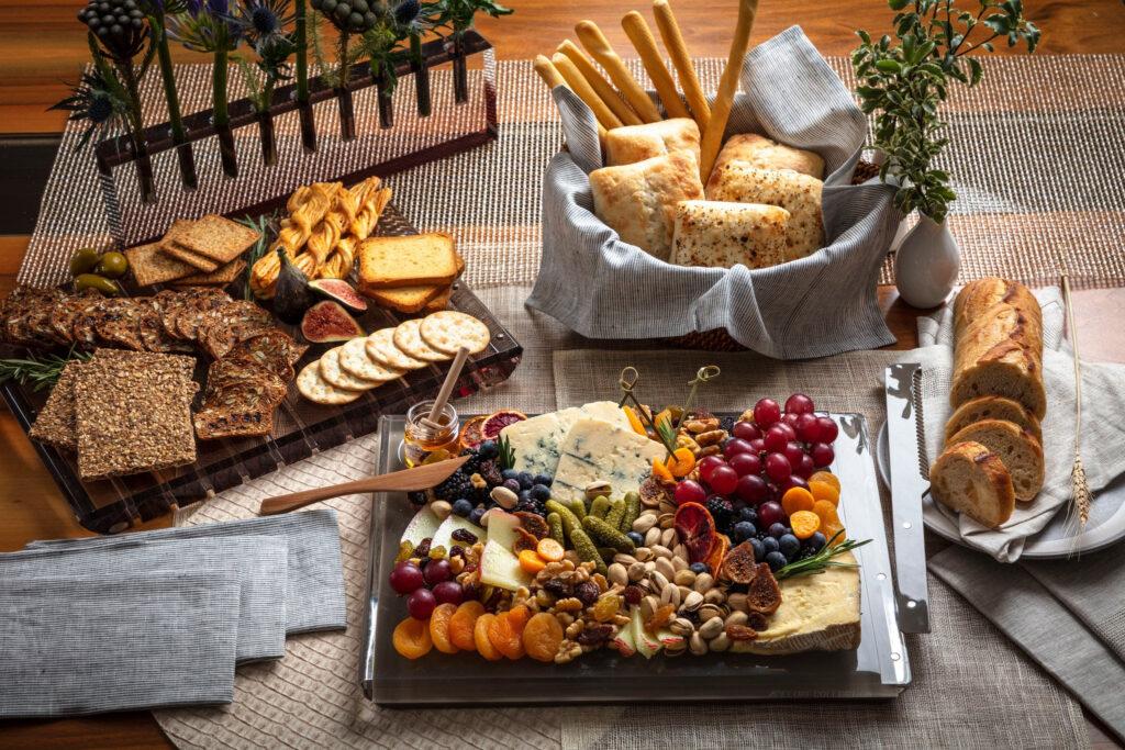 Table avec des plats dessus