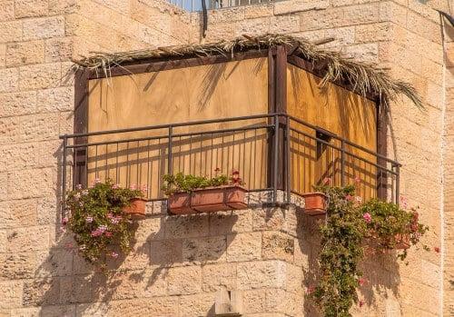 Une soucca (cabane) sur un balcon