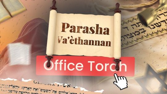 Miniature Youtube TMPI El Bethel représentant un rouleau de la Torah avec le nom de la parasha Terouma dessus en premier plan, puis un talith, une coupe de vin en second plan parasha vaethannan