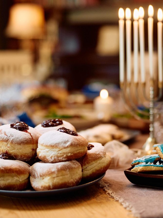 Aliment traditonnel de Hanouka sur la table